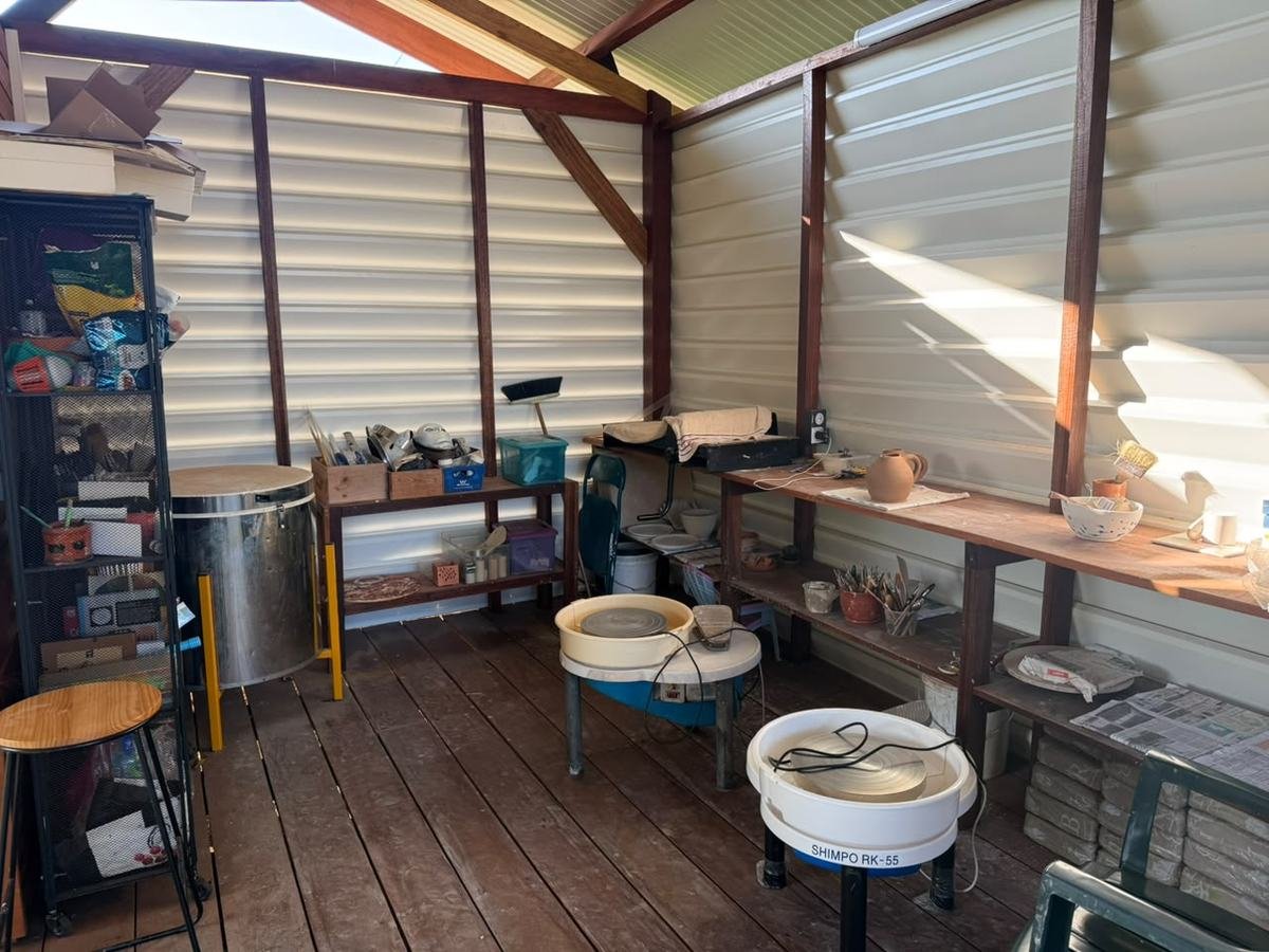 L'atelier de poterie du Carbet à Montabo, Cayenne : deux tours de potier et le four céramique